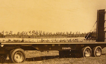 Triple-axle bale trailer
